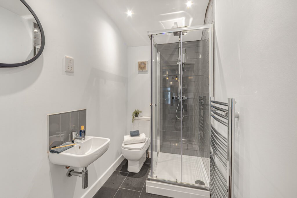 hot_property_network_bathroom_full_2