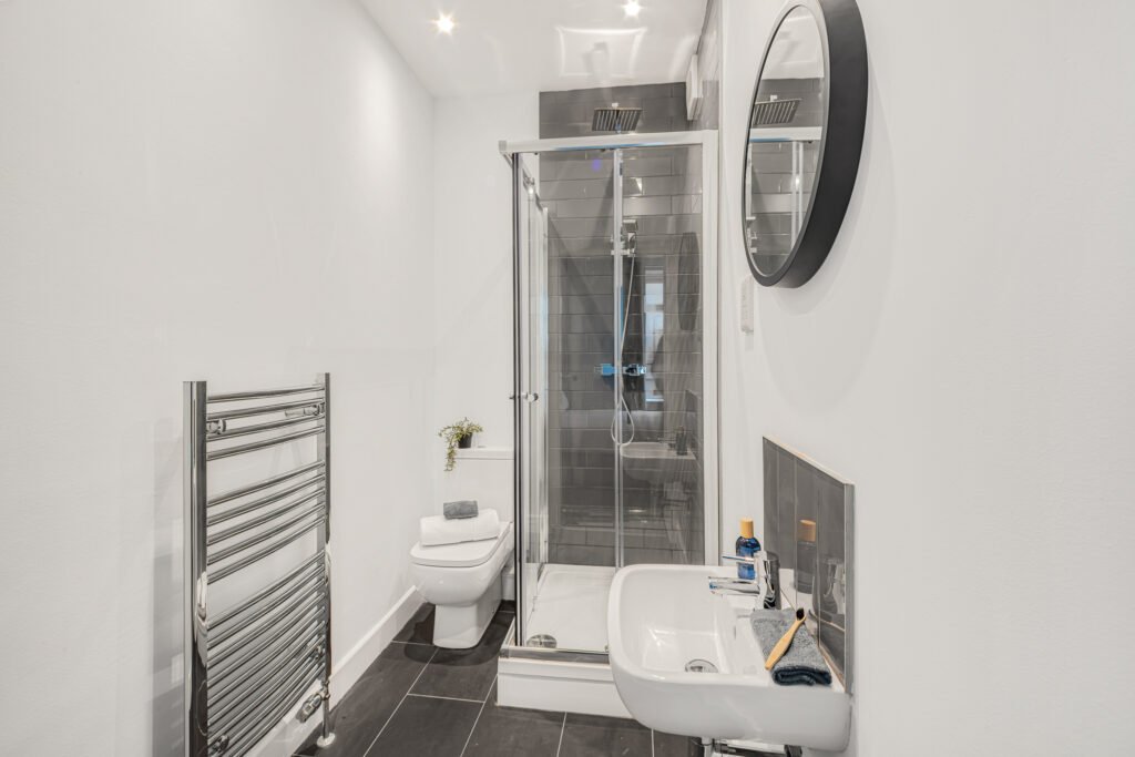 hot_property_network_bathroom_full