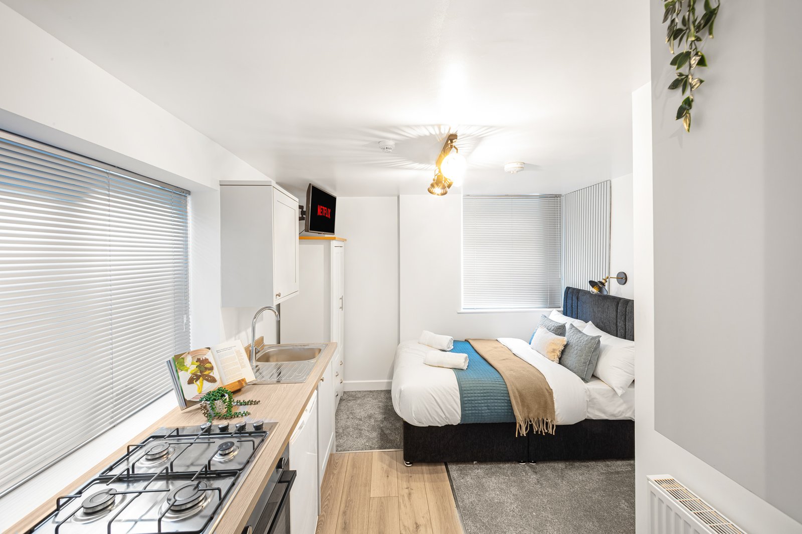 hot-property-network-vanna-kitchenette-bed